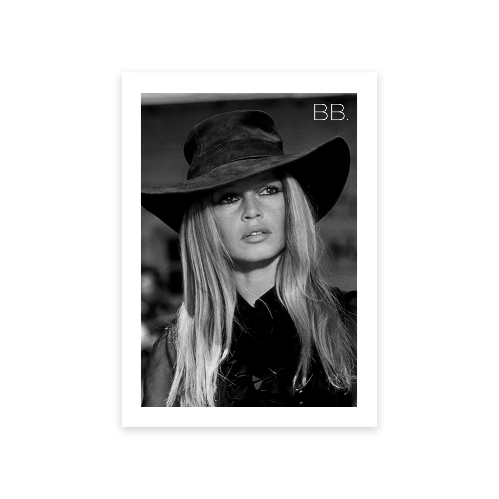 Brigitte Bardot - Collection 90ème Anniversaire - Affiche 60x40 (Photo de BB avec chapeau en noir et blanc)